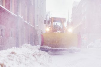Auraustraktori puhdistaa lumia pois kävelytieltä. Kuvaaja; Maija Astikainen.