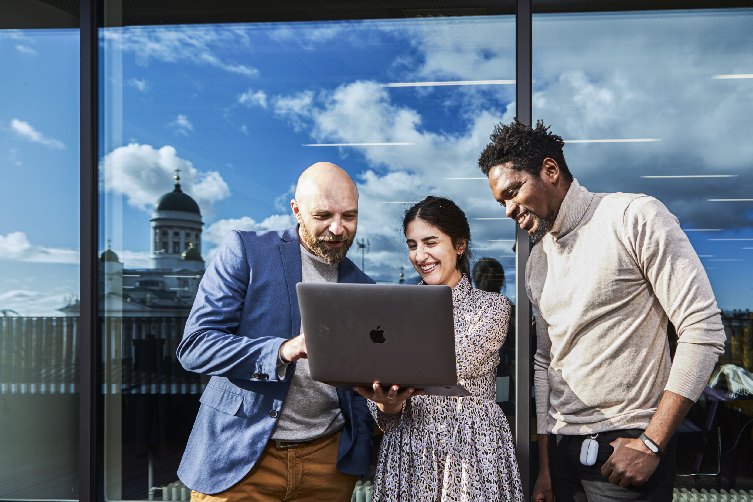 Two men and one woman working on laptop. Photographer: N2 Albiino and Marek Sabogal